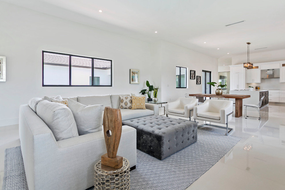 Modernes Wohnzimmer mit weißem Boden in Miami