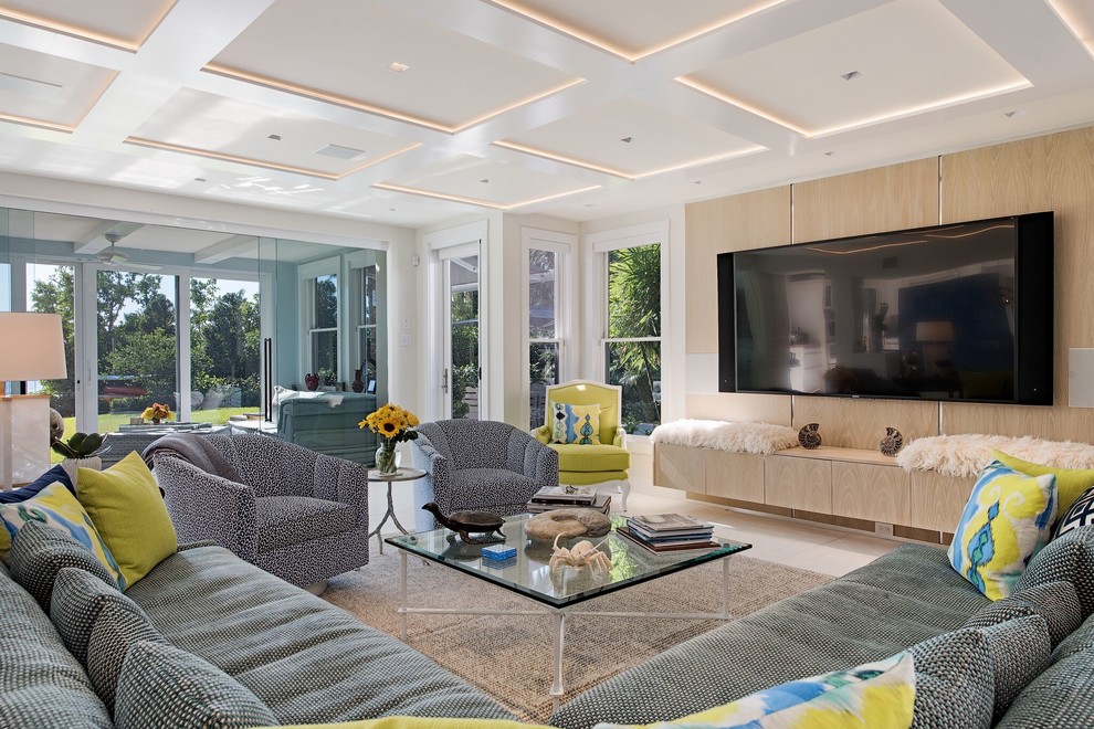 Foto di un soggiorno stile marino con pareti bianche, TV a parete e pavimento bianco