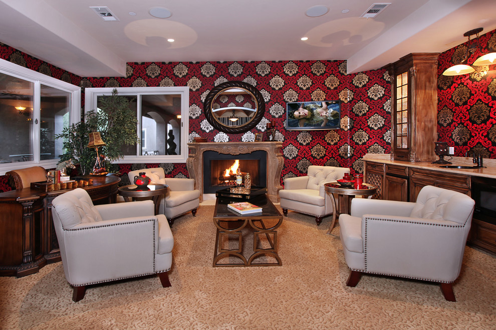 Mediterranes Wohnzimmer mit bunten Wänden, Teppichboden, Kamin und TV-Wand in Orange County