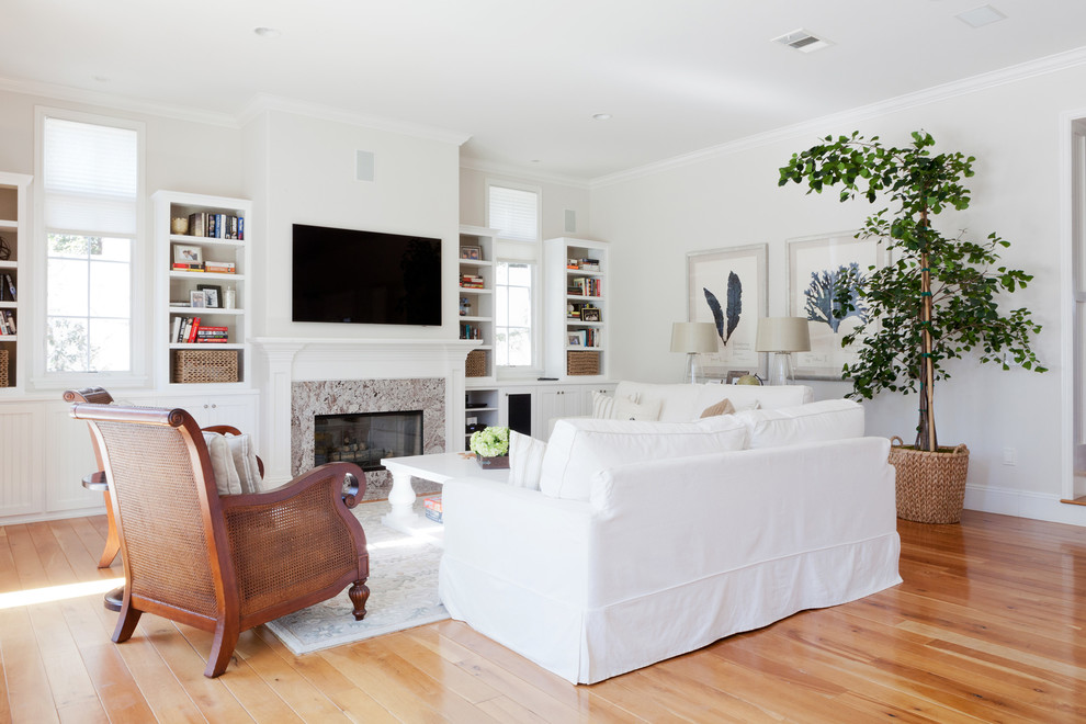 Источник вдохновения для домашнего уюта: открытая гостиная комната среднего размера в классическом стиле с паркетным полом среднего тона и телевизором на стене без камина