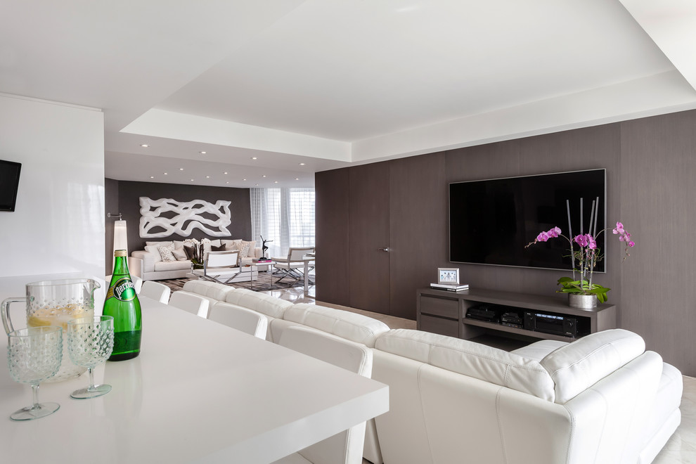 Идея дизайна: открытая комната для игр среднего размера в современном стиле с коричневыми стенами, мраморным полом и телевизором на стене