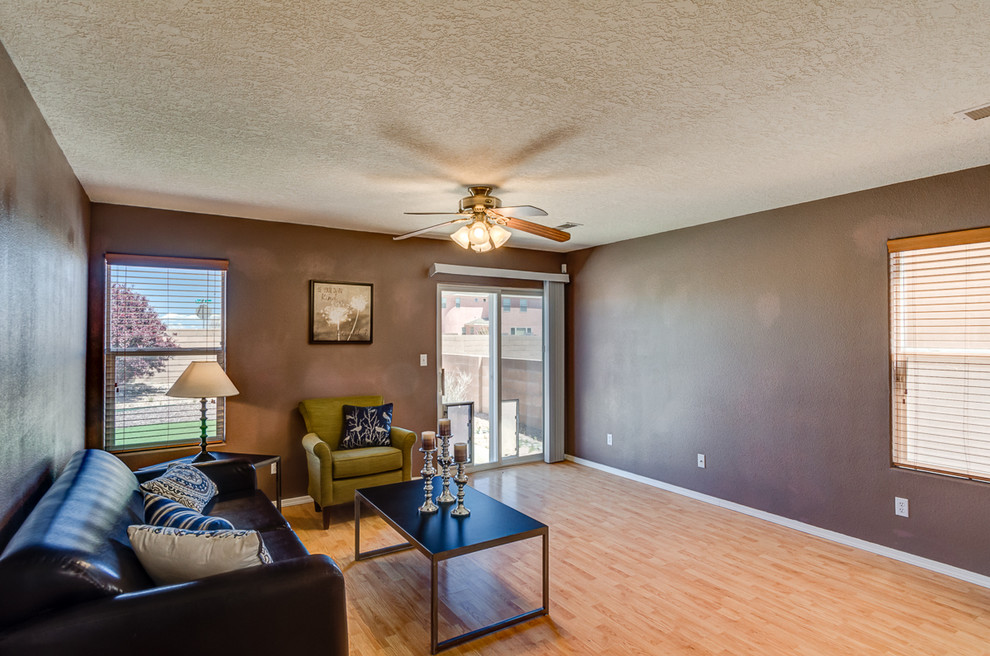 Großes, Fernseherloses, Offenes Modernes Wohnzimmer ohne Kamin mit brauner Wandfarbe und braunem Holzboden in Albuquerque