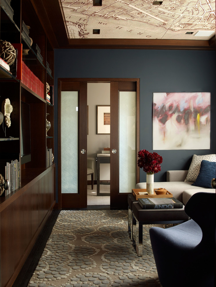 Стильный дизайн: маленькая изолированная гостиная комната в стиле неоклассика (современная классика) с синими стенами, темным паркетным полом и мультимедийным центром для на участке и в саду - последний тренд