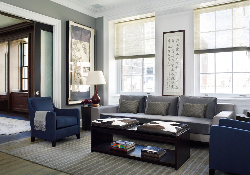 Стильный дизайн: гостиная комната в восточном стиле с серыми стенами, паркетным полом среднего тона и ковром на полу - последний тренд