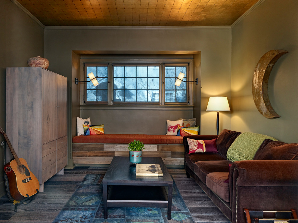 На фото: гостиная комната в современном стиле с серыми стенами и коричневым диваном