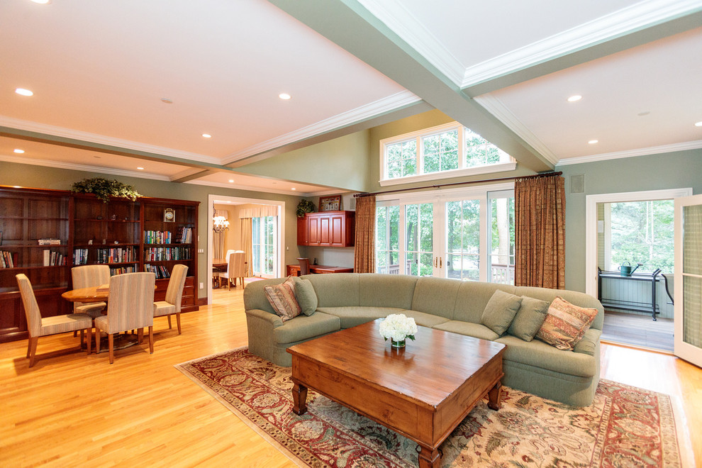 Geräumiges, Offenes Klassisches Wohnzimmer mit grüner Wandfarbe, hellem Holzboden, Kamin und Kaminumrandung aus Stein in Boston
