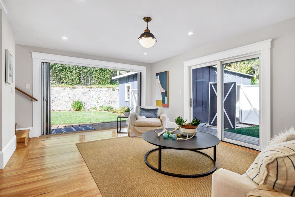Mittelgroßes, Offenes Country Wohnzimmer ohne Kamin mit grauer Wandfarbe und hellem Holzboden in San Francisco