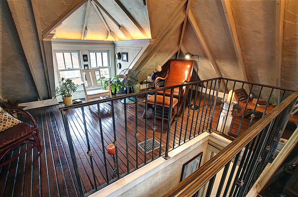 Modelo de sala de estar tipo loft ecléctica sin televisor con paredes beige y suelo de madera oscura