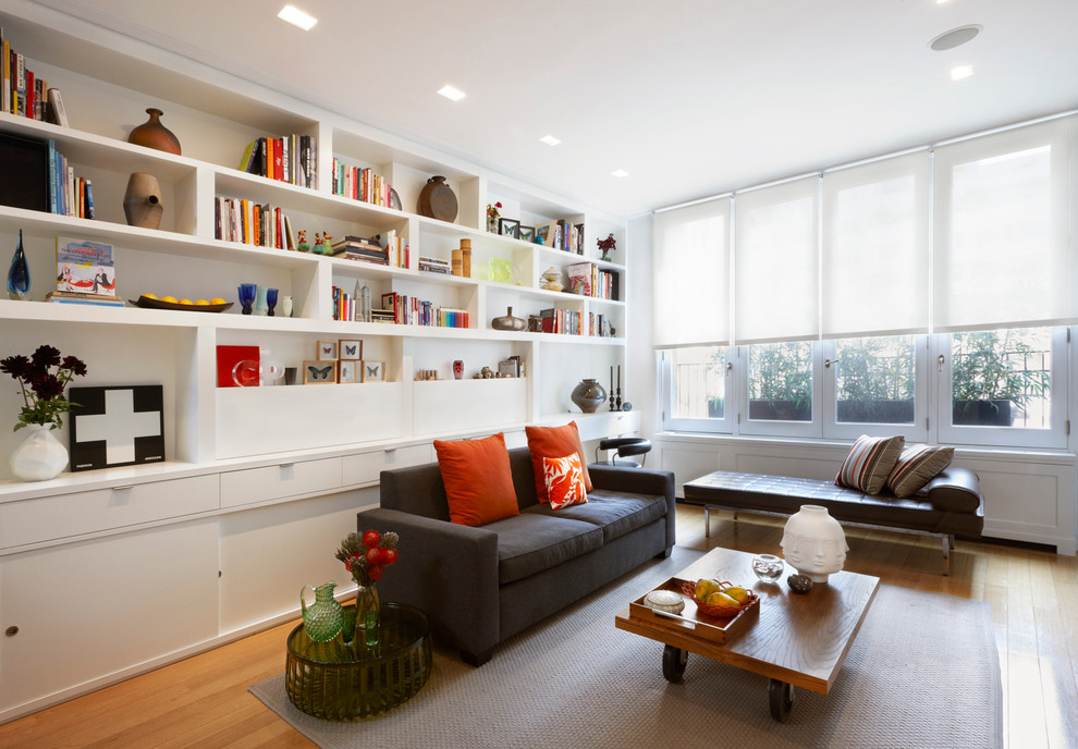 Modelo de sala de estar contemporánea con paredes blancas y suelo de madera en tonos medios
