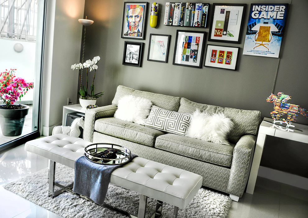 Источник вдохновения для домашнего уюта: изолированная гостиная комната среднего размера в современном стиле с серыми стенами, мраморным полом и бежевым полом без камина, телевизора