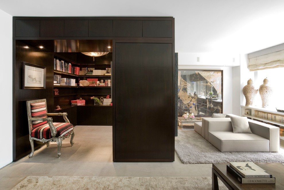 Ispirazione per un soggiorno design con libreria e pareti bianche