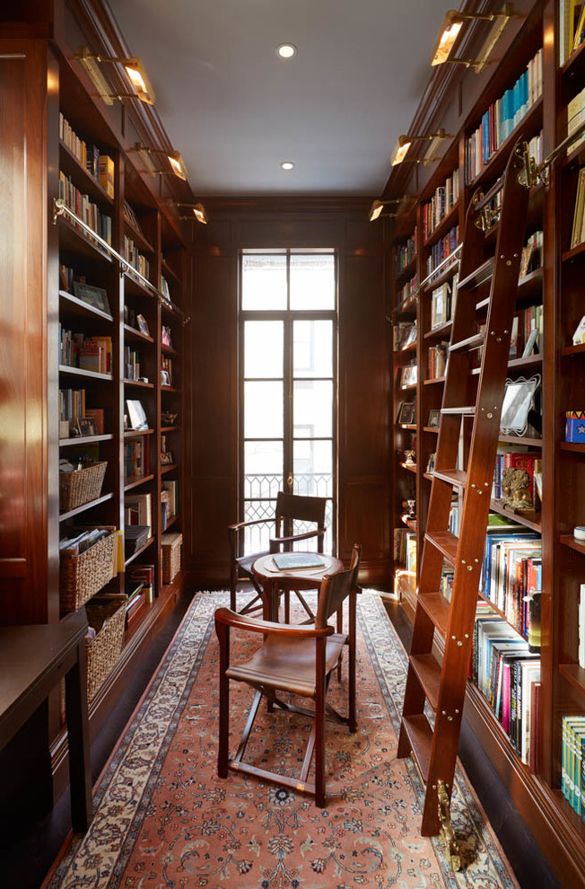 Imagen de sala de estar con biblioteca clásica sin chimenea