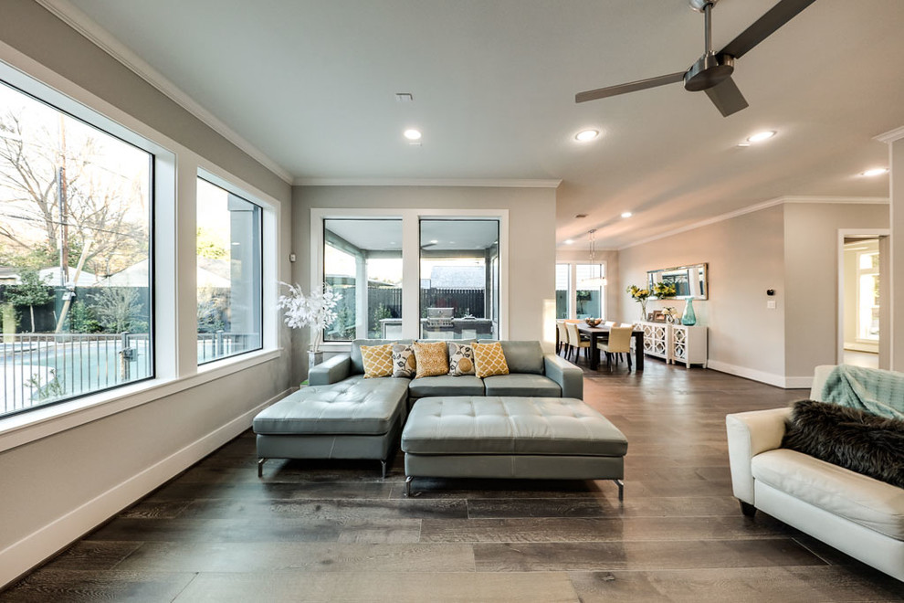 Ejemplo de sala de estar abierta contemporánea de tamaño medio con suelo vinílico, chimenea lineal, marco de chimenea de baldosas y/o azulejos y televisor independiente