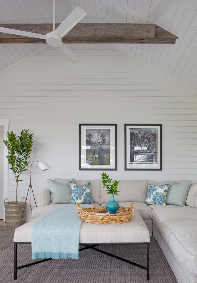 Стильный дизайн: изолированная гостиная комната среднего размера в морском стиле с белыми стенами без камина - последний тренд