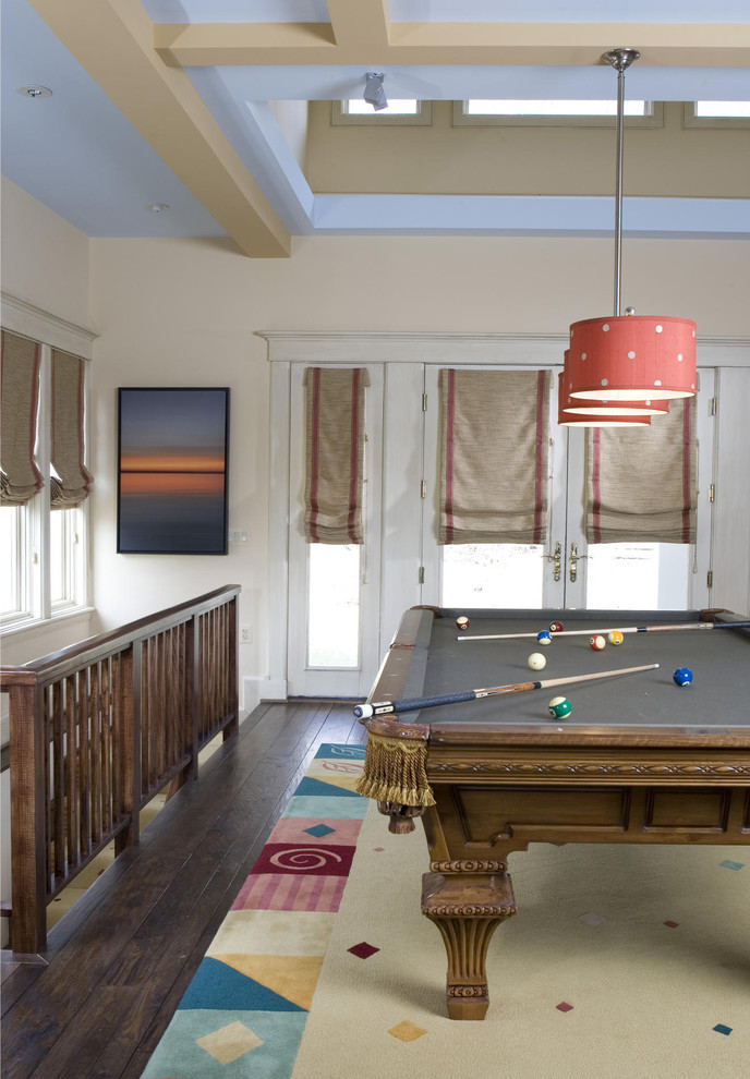 Eklektisches Wohnzimmer im Loft-Stil mit beiger Wandfarbe, dunklem Holzboden und braunem Boden in Washington, D.C.