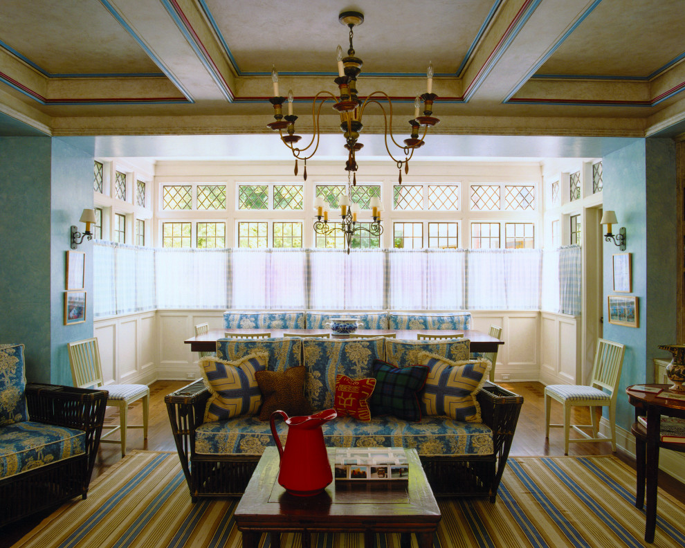 Geräumiges, Offenes Wohnzimmer mit blauer Wandfarbe und braunem Holzboden in New York