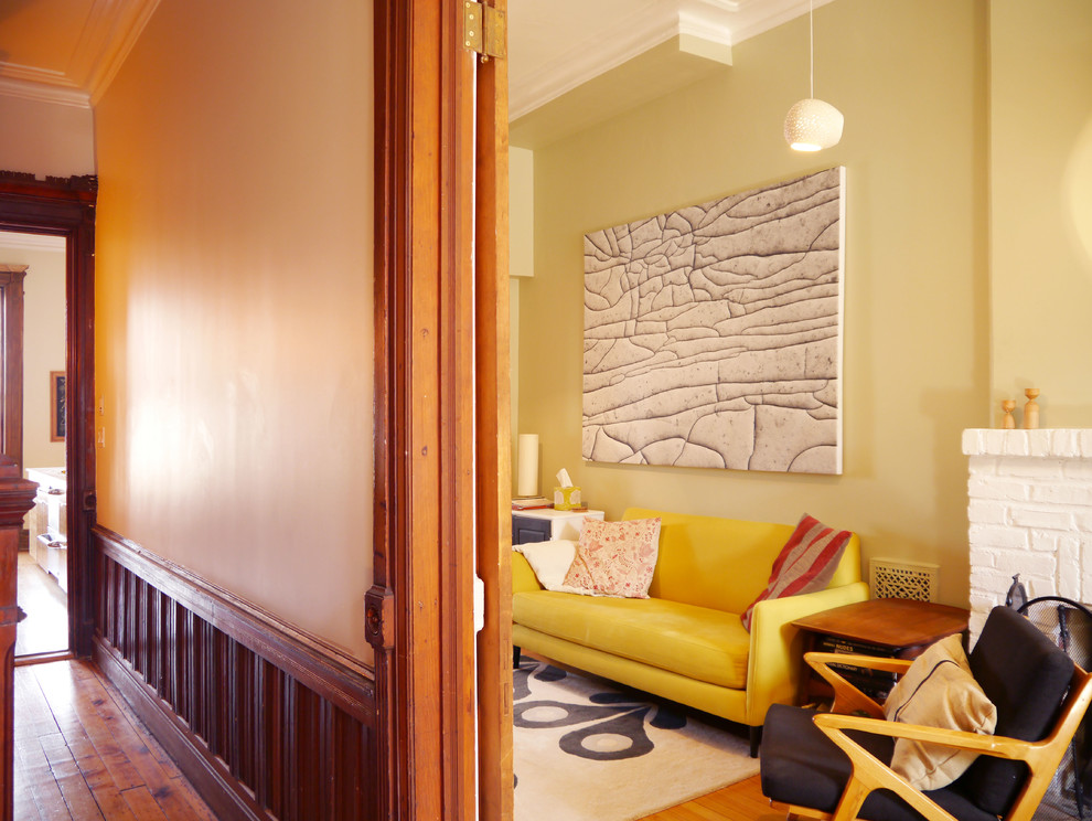 Пример оригинального дизайна: открытая гостиная комната среднего размера в современном стиле с серыми стенами, паркетным полом среднего тона и стандартным камином без телевизора