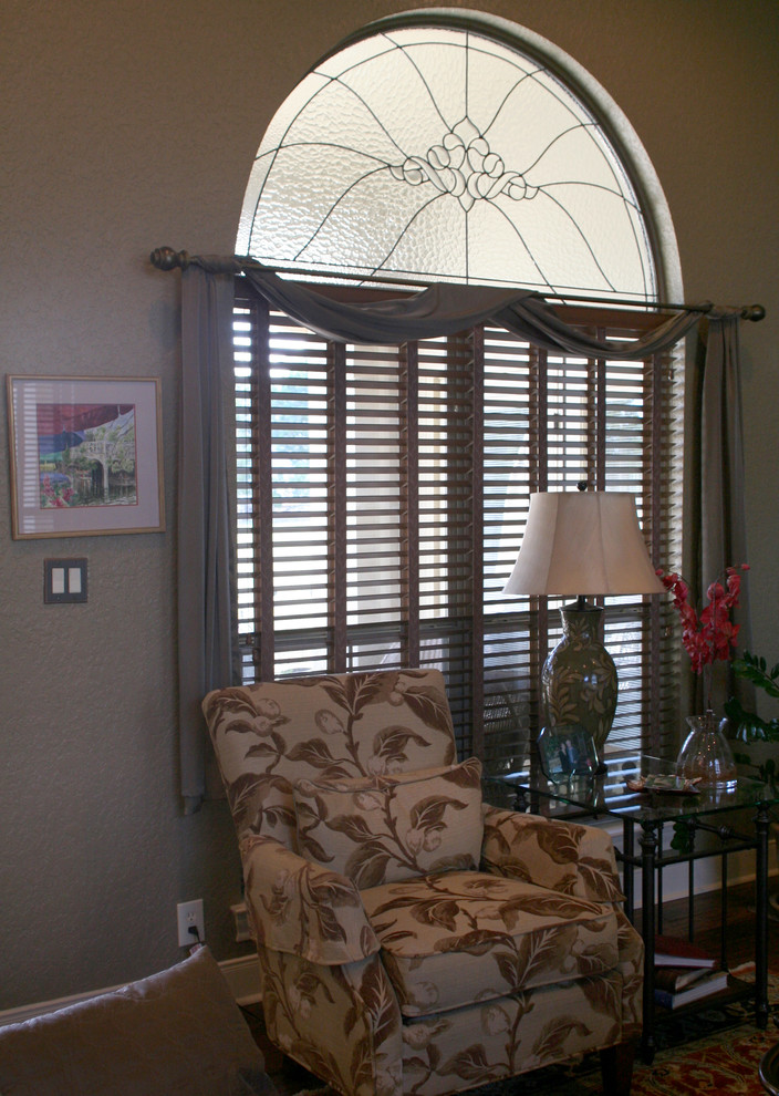 Foto di un soggiorno classico di medie dimensioni e aperto con pareti grigie e pavimento in legno massello medio