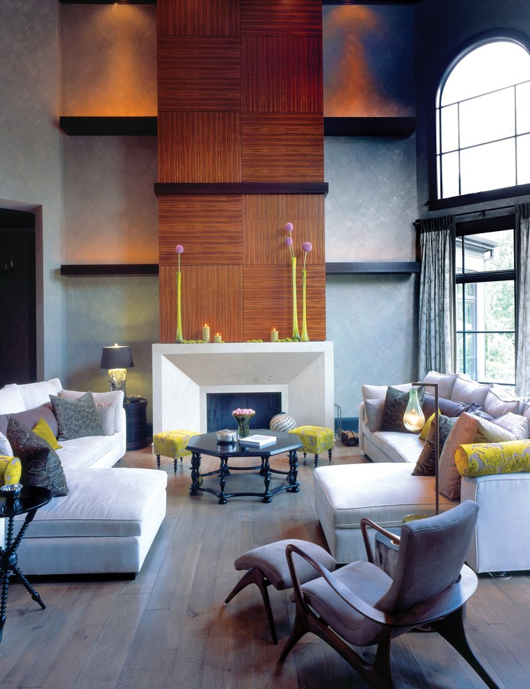 На фото: гостиная комната:: освещение в современном стиле с серыми стенами