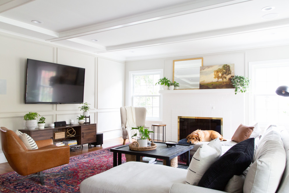 Cette photo montre une salle de séjour chic avec un mur blanc, un sol en bois brun, un téléviseur fixé au mur et un sol marron.