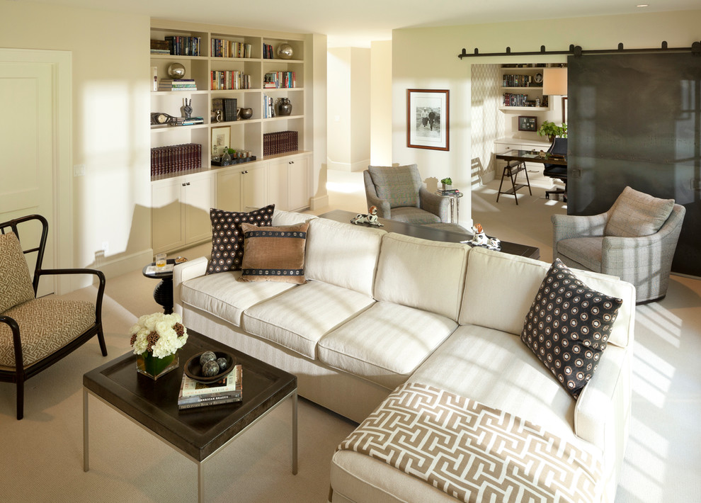 Immagine di un soggiorno tradizionale di medie dimensioni con pareti beige e moquette