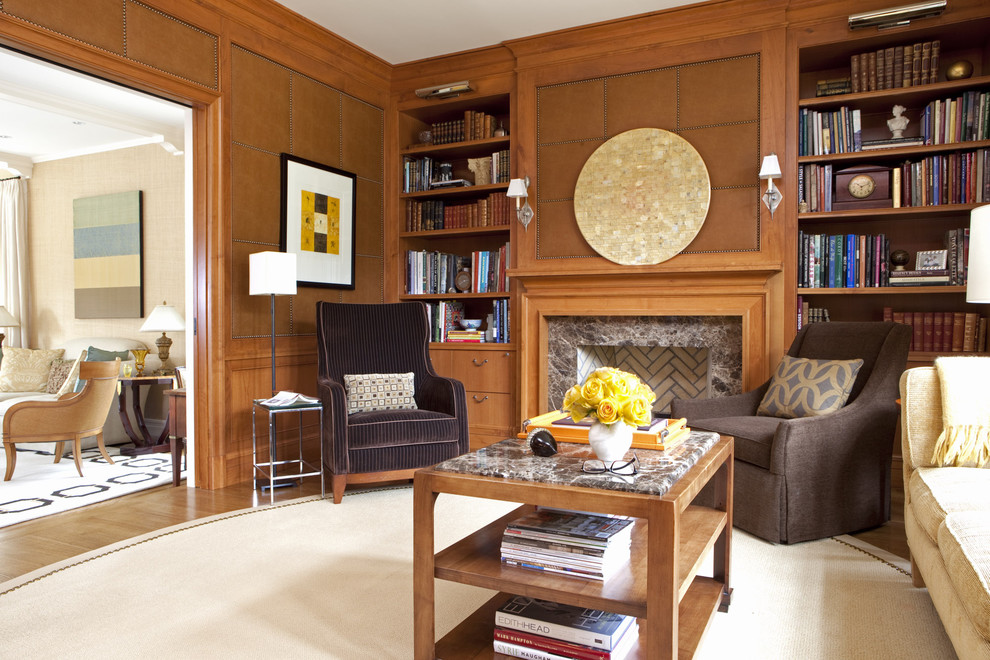 На фото: гостиная комната в современном стиле с с книжными шкафами и полками, коричневыми стенами, стандартным камином и фасадом камина из камня