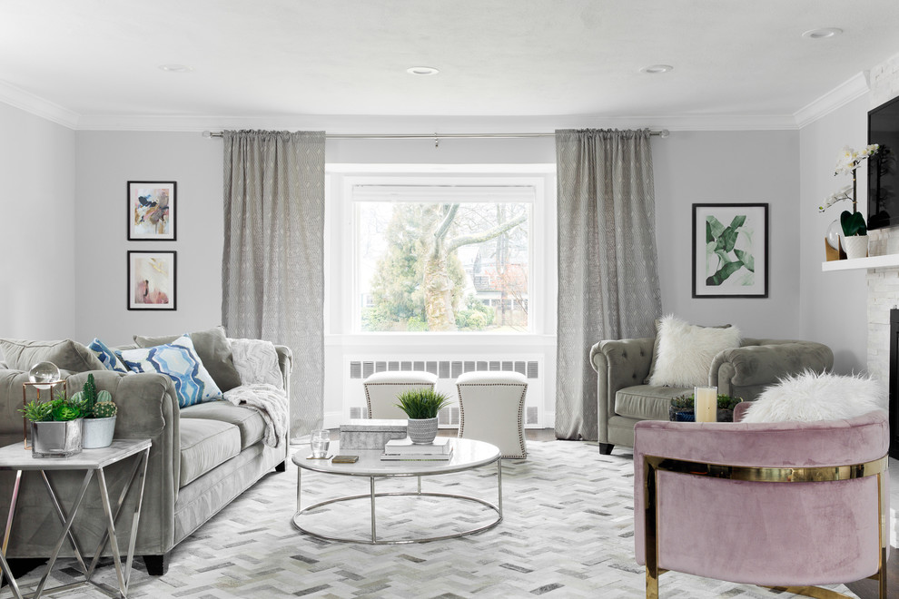 Стильный дизайн: гостиная комната в стиле неоклассика (современная классика) с серыми стенами и телевизором на стене - последний тренд