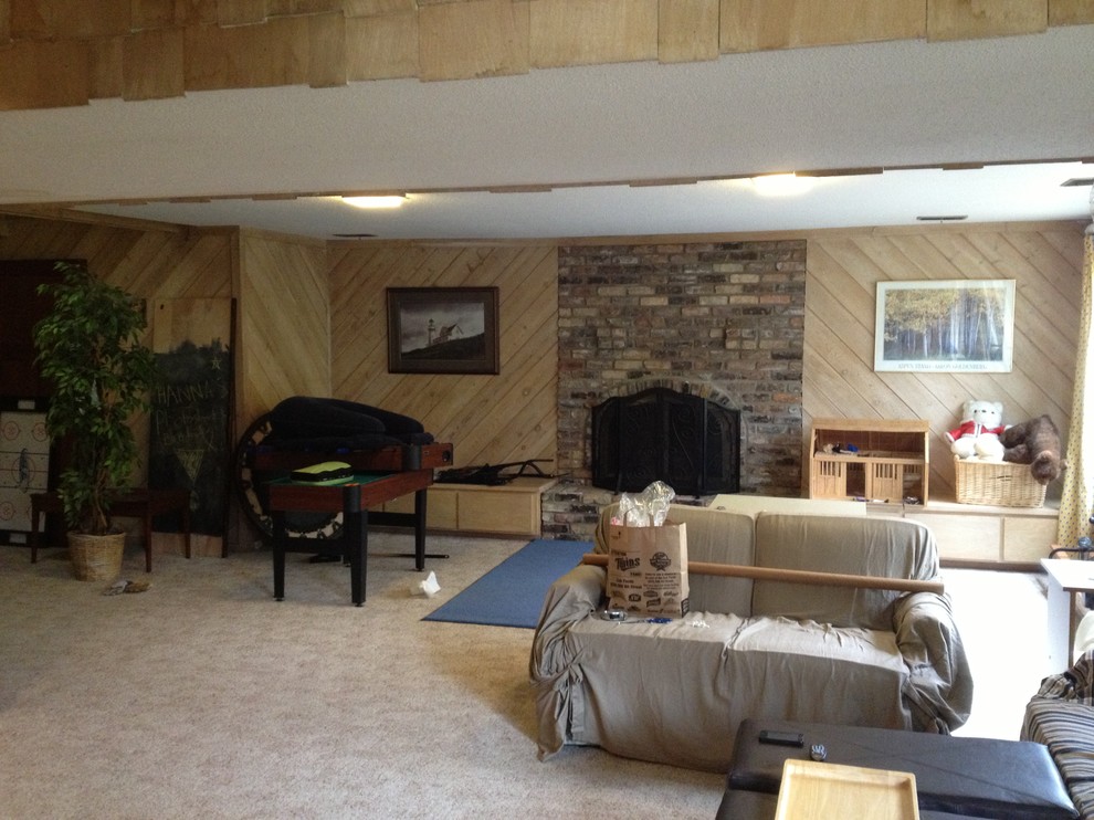 Cette photo montre une grande salle de séjour chic fermée avec un mur beige, moquette, une cheminée standard, un manteau de cheminée en brique et un téléviseur dissimulé.
