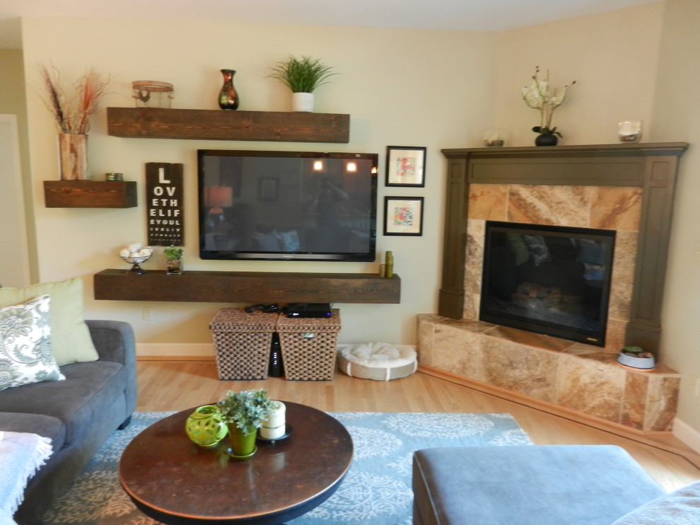 Imagen de sala de estar abierta clásica renovada de tamaño medio con alfombra