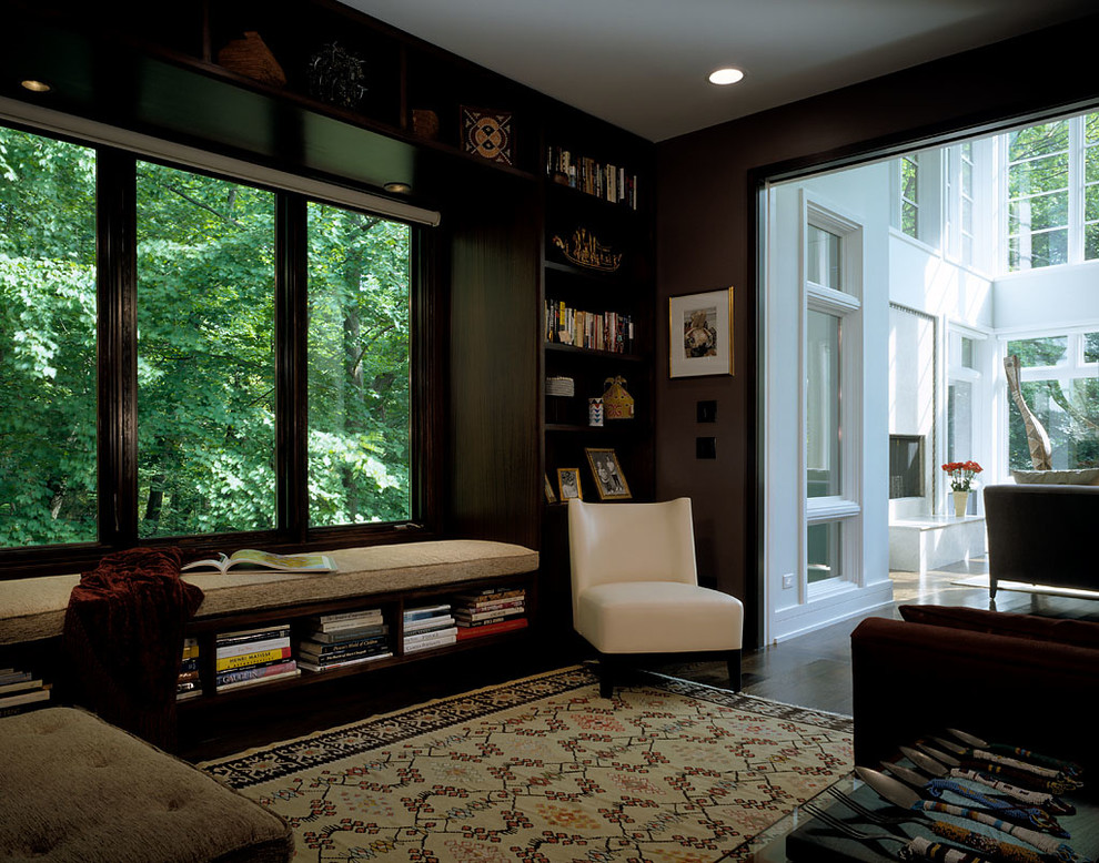 Imagen de sala de estar con biblioteca cerrada, abovedada y blanca contemporánea de tamaño medio sin chimenea y televisor con paredes marrones, suelo de madera oscura, suelo marrón y madera