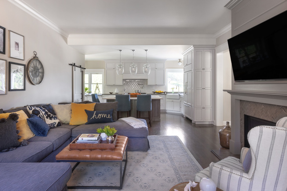 Country Wohnzimmer mit beiger Wandfarbe, dunklem Holzboden, Kamin, Kaminumrandung aus Stein, TV-Wand und schwarzem Boden in San Francisco