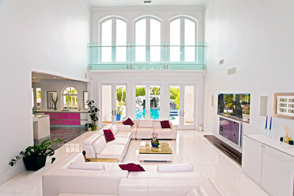 Foto de sala de estar abierta mediterránea de tamaño medio sin chimenea con paredes blancas, suelo de baldosas de porcelana, televisor colgado en la pared y suelo blanco