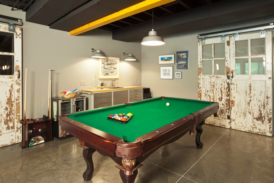 Esempio di un soggiorno minimalista di medie dimensioni con sala giochi, pareti beige e travi a vista