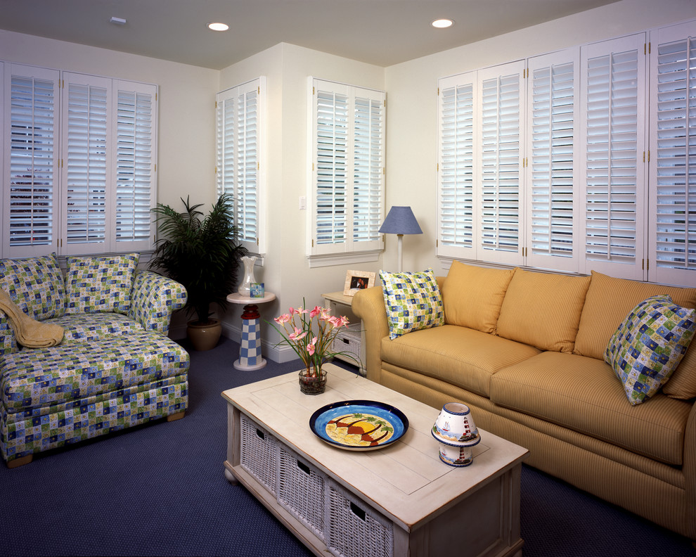 Ejemplo de sala de estar cerrada tradicional renovada de tamaño medio con paredes beige, moqueta y suelo azul