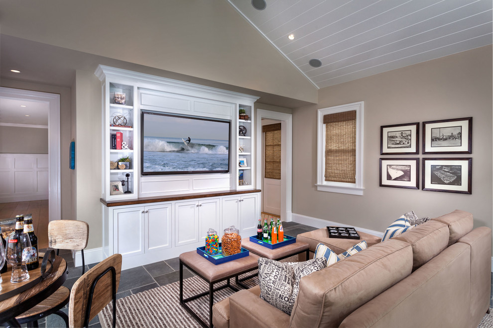 Maritimes Wohnzimmer mit beiger Wandfarbe und Multimediawand in Orange County