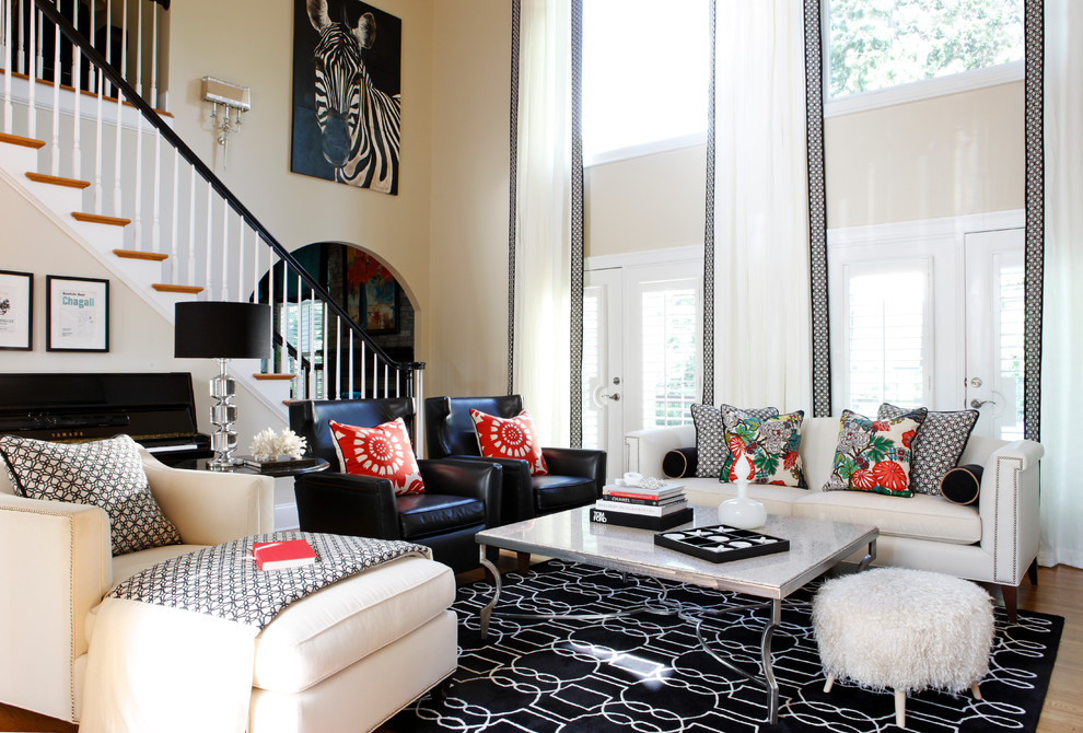 Offenes, Großes, Fernseherloses Modernes Wohnzimmer ohne Kamin mit beiger Wandfarbe und braunem Holzboden in Atlanta
