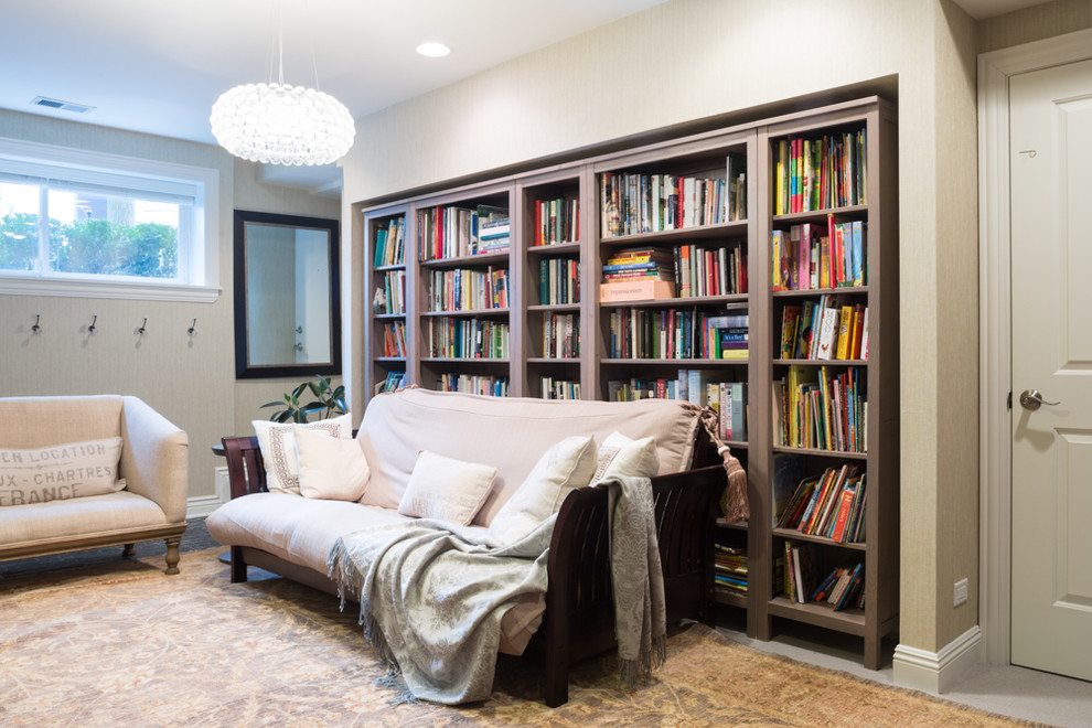 Idéer för att renovera ett mellanstort vintage allrum, med ett bibliotek, ljust trägolv, en väggmonterad TV och beige väggar