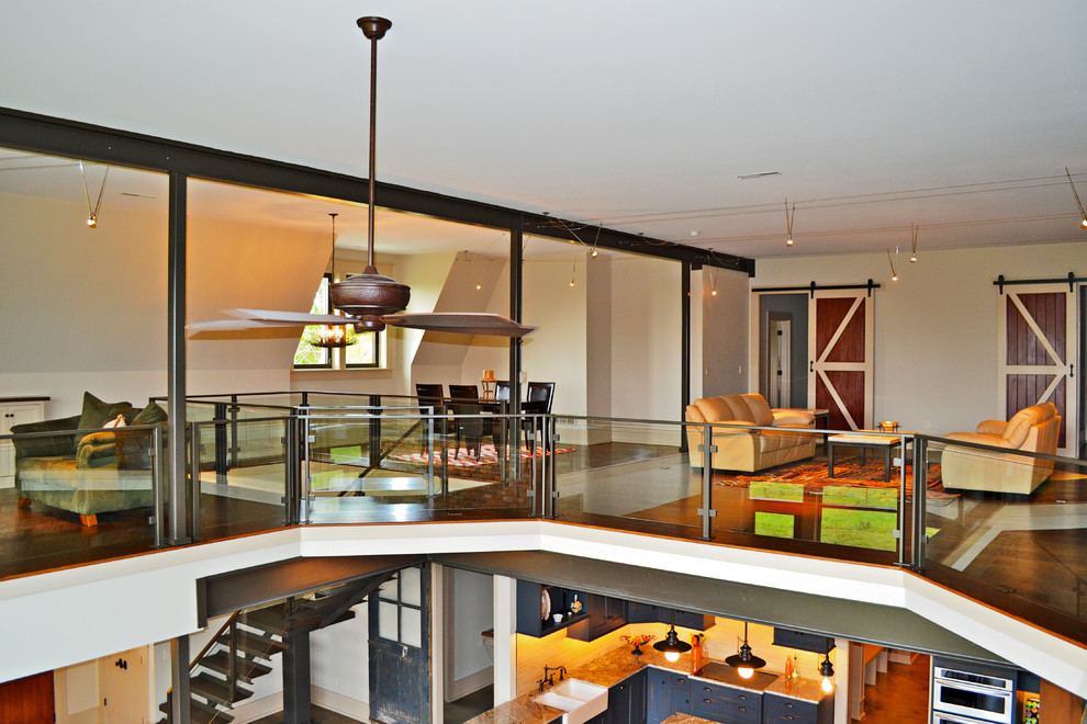 Foto de sala de estar tipo loft minimalista extra grande sin chimenea y televisor con paredes beige y suelo de madera oscura