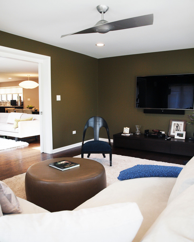 Esempio di un soggiorno minimalista di medie dimensioni e aperto con pareti verdi, parquet scuro e TV a parete