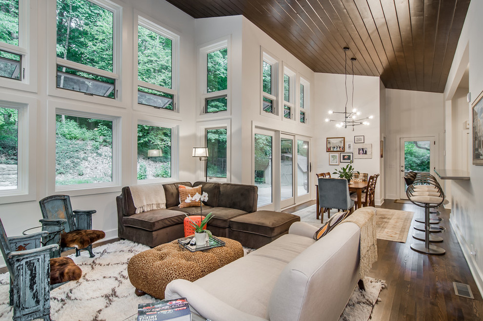 Diseño de sala de estar moderna con paredes blancas y suelo de madera en tonos medios