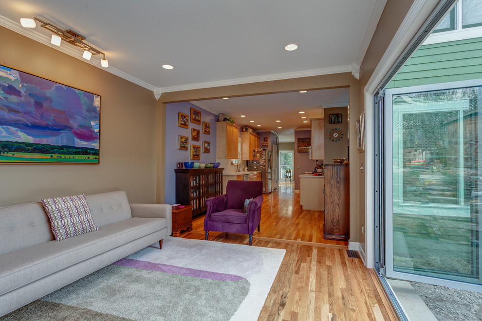Diseño de sala de estar abierta clásica renovada grande sin chimenea con suelo de madera en tonos medios