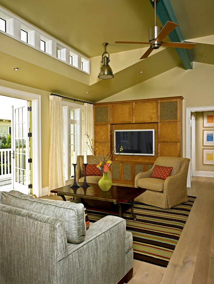 Immagine di un soggiorno classico di medie dimensioni e chiuso con pareti verdi, parquet chiaro e parete attrezzata