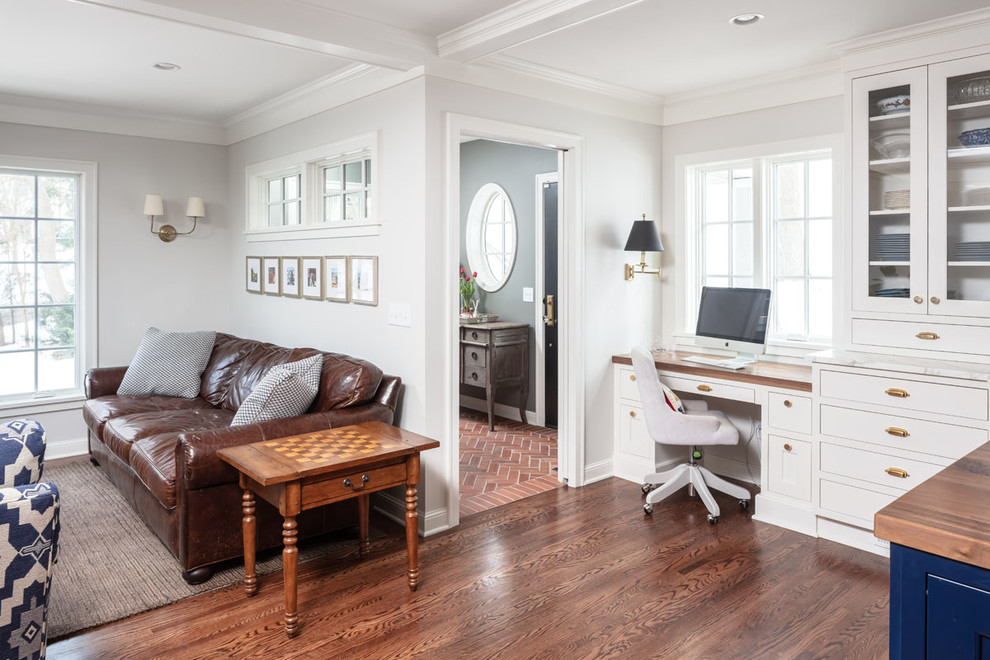 Klassisches Wohnzimmer mit grauer Wandfarbe, braunem Holzboden und braunem Boden in Minneapolis