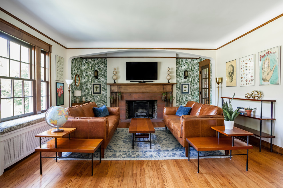 Abgetrenntes Klassisches Wohnzimmer mit Kaminumrandung aus Holz, braunem Boden, grüner Wandfarbe, braunem Holzboden, Tunnelkamin und TV-Wand in Chicago