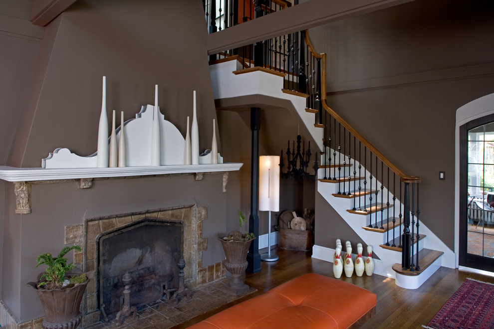 Aménagement d'une salle de séjour éclectique de taille moyenne avec un mur marron, un sol en bois brun, une cheminée standard et un manteau de cheminée en carrelage.