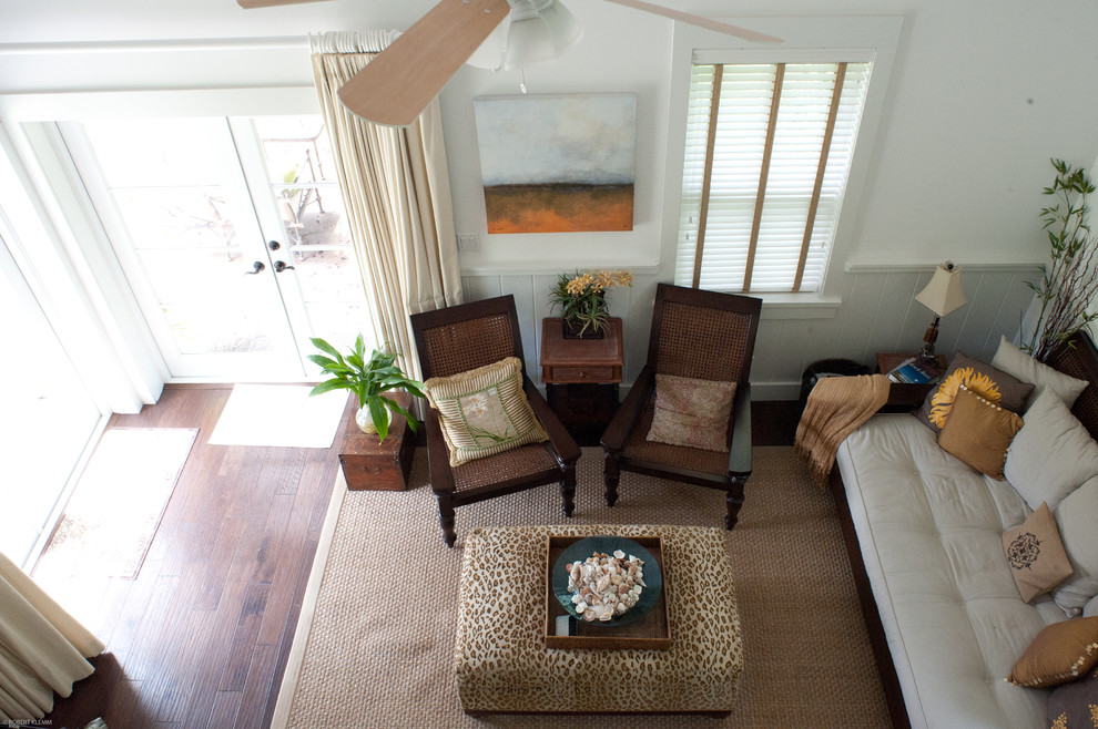 Modelo de sala de estar tropical de tamaño medio con paredes blancas y suelo laminado