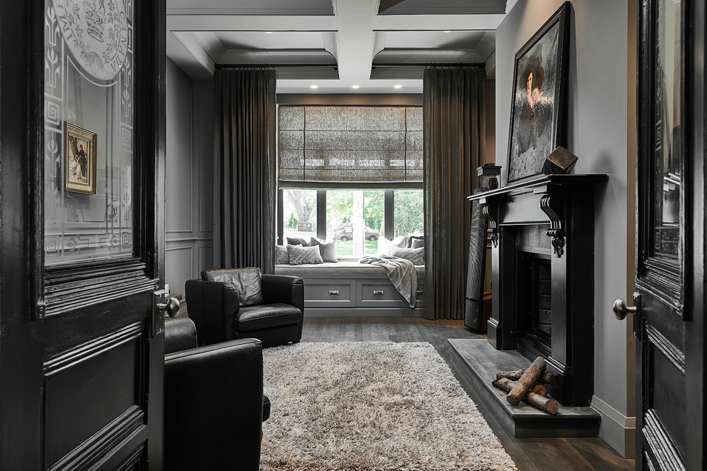 Imagen de sala de estar cerrada clásica renovada de tamaño medio con paredes grises, suelo de madera oscura, todas las chimeneas, marco de chimenea de madera y suelo marrón