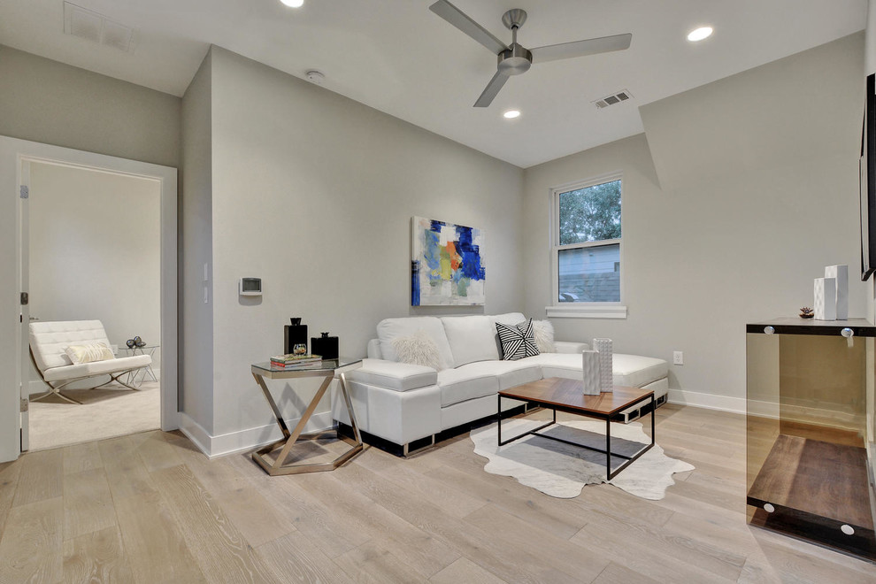 Ejemplo de sala de estar tipo loft de estilo de casa de campo de tamaño medio con paredes beige, suelo laminado y suelo beige