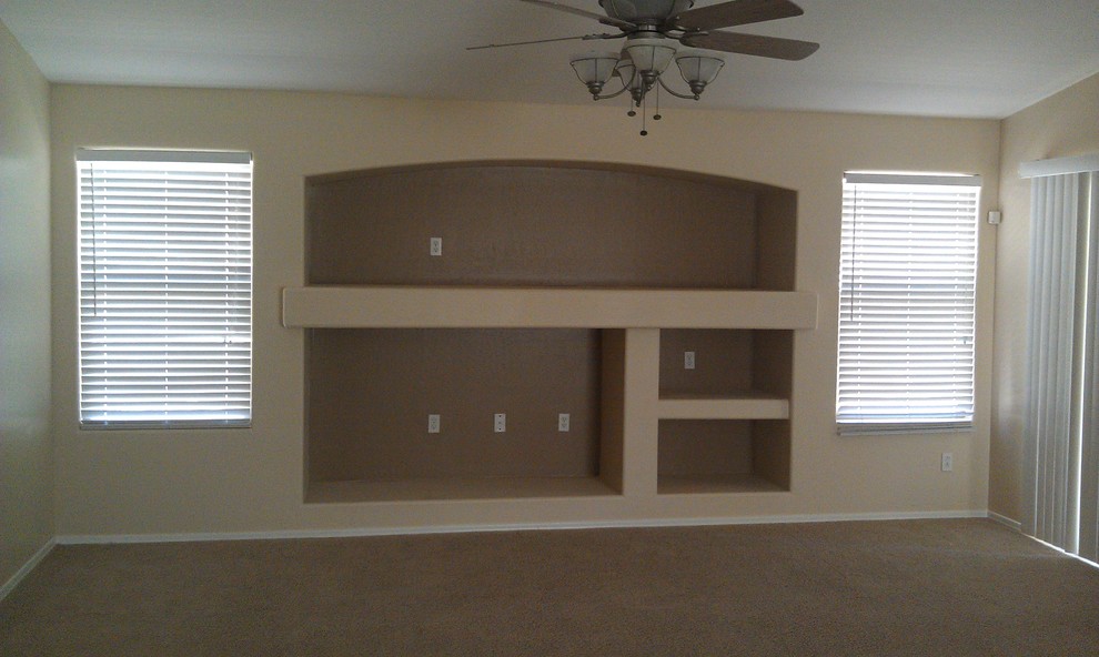 Foto de sala de estar cerrada de estilo americano pequeña sin chimenea y televisor con moqueta y paredes beige