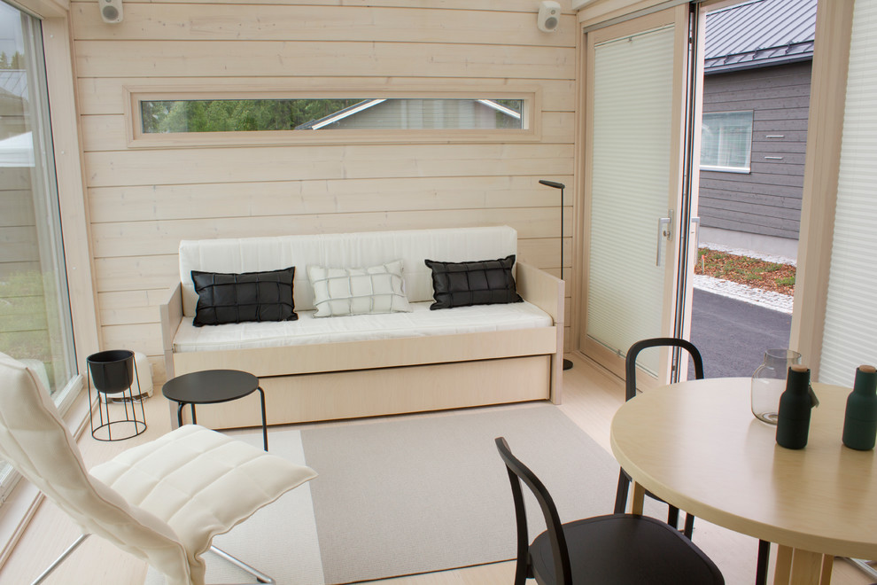 Свежая идея для дизайна: гостиная комната среднего размера в скандинавском стиле с бежевыми стенами и светлым паркетным полом - отличное фото интерьера